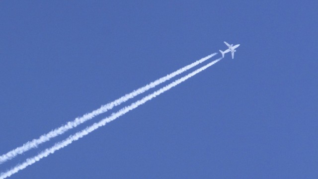Ilustrasi pesawat mengeluarkan asap. Foto: yankane/Shutterstock
