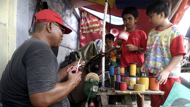 Salah satu penjual layang-layang di kawasan pintu air Karet Petamburan, Jakarta Pusat pada Minggu (17/4/2022). Foto: Iqbal Firdaus/kumparan