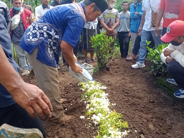 Suasana pemakaman Petinju Hero Tito, di pemakaman Pakis, Kabupaten Malang, Jumat (4/3/2022). foto/istimewa