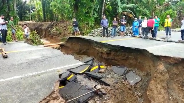 Jalan Utama di Seram Maluku Amblas, Akses ke Kota Terputus (1526)