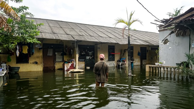 Rumah warga di Duren Sawit, Jakarta Timur, terendam banjir, Selasa (15/3/2022). Foto: Iqbal Firdaus/kumparan