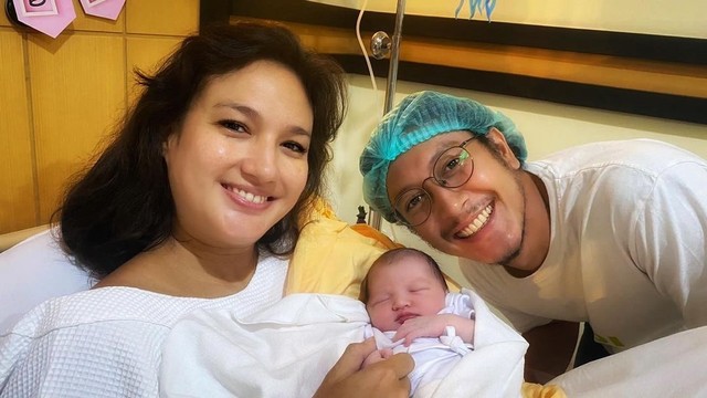 Dimas Anggara dan Nadine Chandrawinata dan anak pertamanya. Foto: Instagram/@dimsanggara