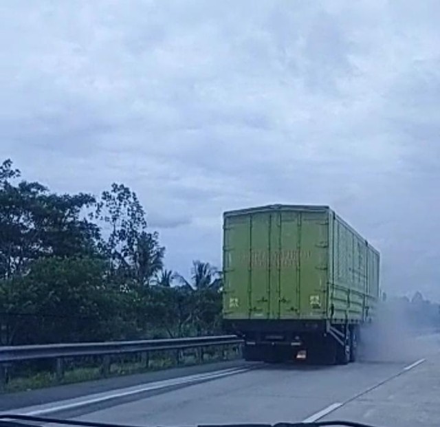 Truk box mengeluarkan asap saat berada di Tol Bakauheni - Terbanggi Besar Kilometer 49, Selasa (15/3) | Foto : Ist