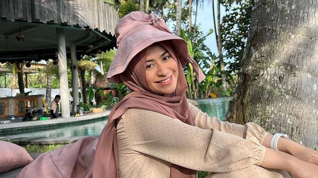 Gaya outfit hijab simpel ala Betari Ayu. Foto: Instagram.com/betariayu22
