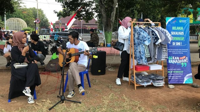 Mas Mbak Duta Wisata Batang sedang mengadakan Live Music dan Bazar for Wakaf di Alun-Alun Batang (17/04)