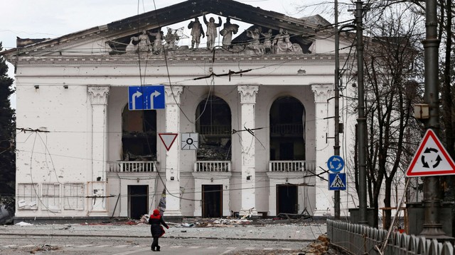 Pemandangan gedung teater yang hancur akibat konflik Ukraina-Rusia di selatan kota pelabuhan Mariupol, Ukraina, Minggu (3/4/2022). Foto: Stringer/Reuters