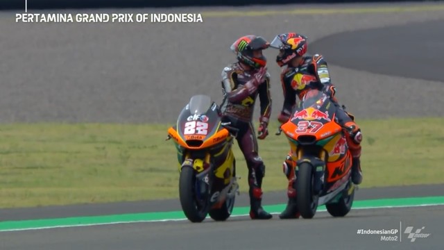 Dua pebalap Moto2, Sam Lowes (kiri) dan Augusto Fernandez sempat terlibat cekcok di Kualifikasi Moto2 Mandalika, di Sirkuit Mandalika, Lombok Tengah, Sabtu (19/3). Foto: Twitter/@MotoGP