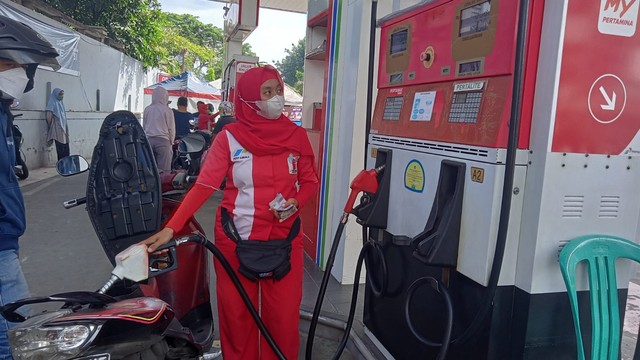 Pegawai SPBU Pertamina melayani penjualan BBM jenis Pertalite, Minggu (3/4). Foto: Akbar Maulana/kumparan