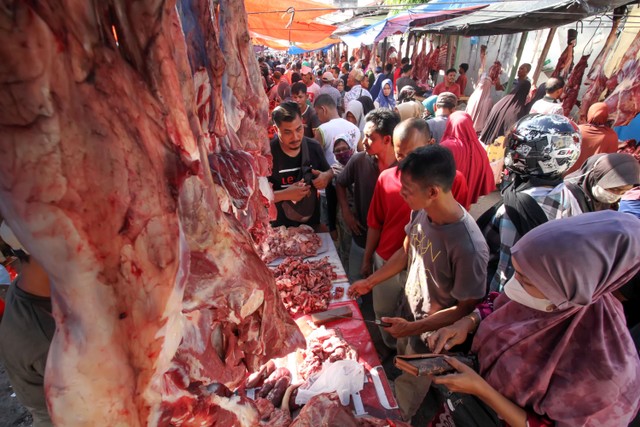 Warga memadati pasar untuk membeli daging sapi di Pasar Inpres Lhokseumawe, Aceh, Minggu (1/5/2022).  Foto: Rahmad/ANTARA FOTO