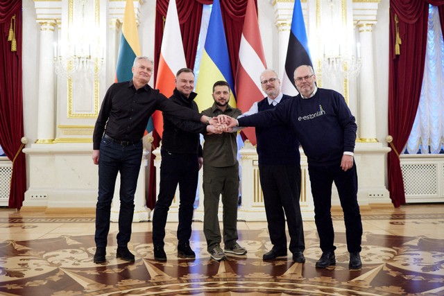 Presiden Ukraina Volodymyr Zelenskiy menghadiri jumpa pers bersama dengan Presiden Polandia Andrzej Duda, Presiden Latvia Egils Levits, Presiden Estonia Alar Karis dan Presiden Lithuania Gitanas Nauseda saat serangan Rusia ke Ukraina berlanjut. Foto: Valentyn Ogirenko/REUTERS