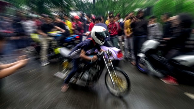 Seorang joki balap bersiap melakukan test ride sebelum melakukan race di Street Race Polda Metro Jaya. Foto: Iqbal Firdaus/kumparan