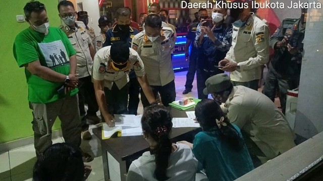 Satpol PP DKI tindak tempat usaha yang melanggar PPKM Level 3 di Jakarta Barat. Foto: Instagram/@satpolpp.dki