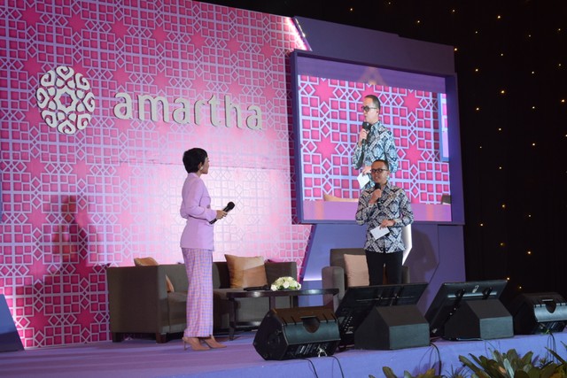 (Sisi kanan) Aria Widyanto, Chief Risk & Sustainability Officer Amartha menjelaskan program Beasiswa Amartha Cendekia dalam kegiatan Iftar Dinner Amartha 2022, Jakarta (20/04).