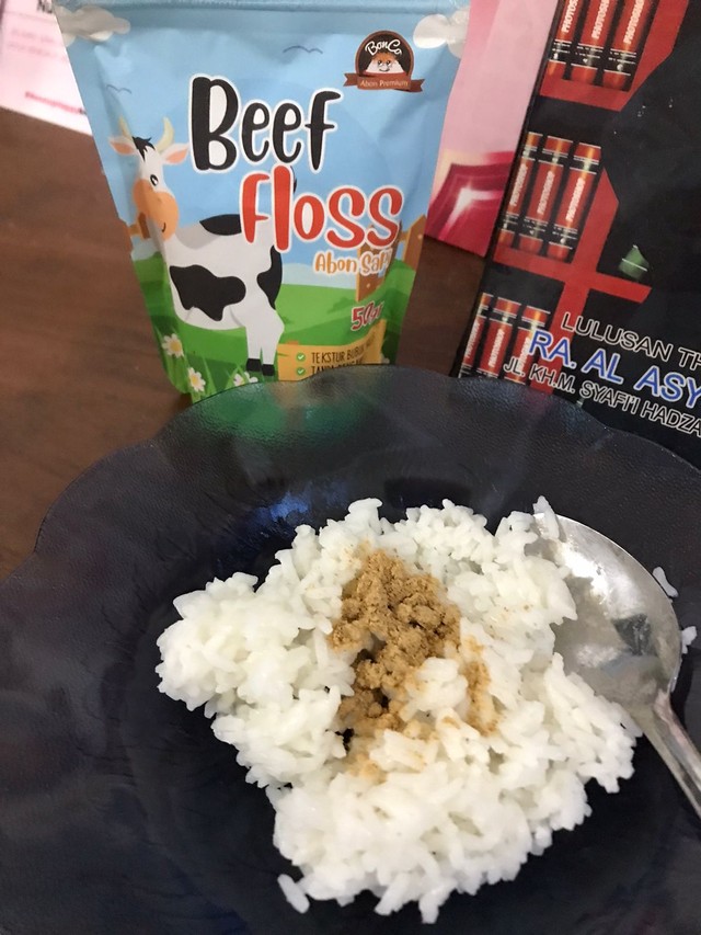 Potret Bonco Beef Floss dengan nasi. Foto: Dok. Pribadi