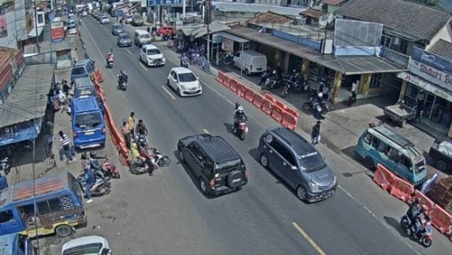 Situasi jalan di Pasar Limbangan jalur selatan saat mudik Kamis (28/4/2022). Foto: Bina Marga
