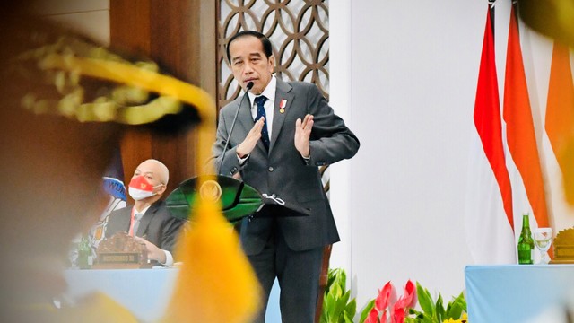 Presiden Joko Widodo menghadiri Sidang Terbuka Senat Akademik Dies Natalis ke-46 UNS, di Kota Surakarta, Jawa Tengah, Jumat (11/3/2022). Foto: Laily Rachev/Biro Pers Sekretariat Presiden
