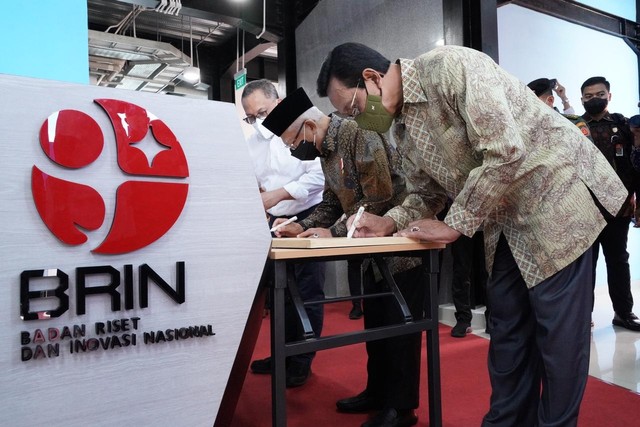 Wakil Presiden Ma'ruf Amin (tengah) resmikan fasilitas riset BRIN. Foto: KIP