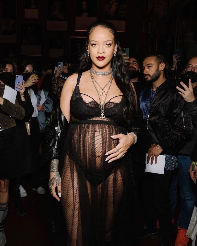Rihanna di acara Dior Fall/Winter 2022 fashion show. Foto: Instagram/@dior