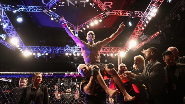 Petarung UFC Charles Oliveira merayakan kemenangan submission atas Justin Gaethje selama UFC 274 di Footprint Center, Sabtu (7/5/2022). Foto: Christian Petersen/Getty Images