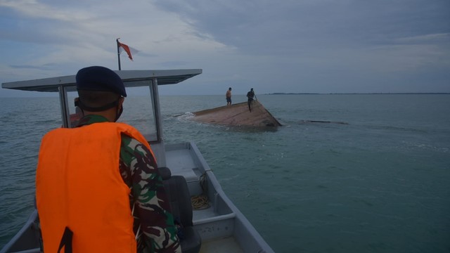 Personel TNI AL bersama nelayan berhasil mengevakuasi ABK KM Sumber Kharisma yang alami kecelakaan dan tenggelam di perairan Aceh Timur. Foto: Dok. Pen Lanal Lhokseumawe