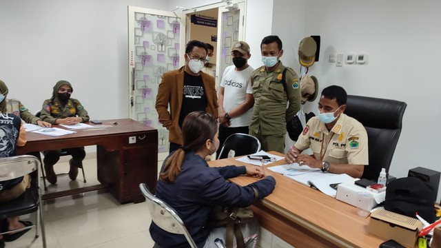 Satpol PP Kota Malang, saat melakukan pemeriksaan para remaja yang tertangkap razia belum lama ini. foto/dok
