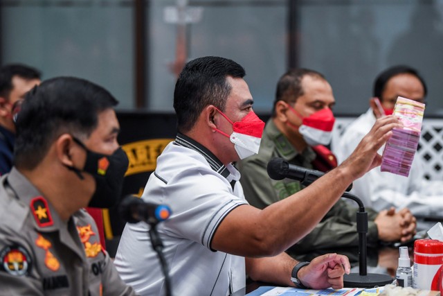 Dirtipideksus Bareskrim Polri Brigjen Pol Whisnu Hermawan (tengah).  Foto: Galih Pradipta/ANTARA FOTO