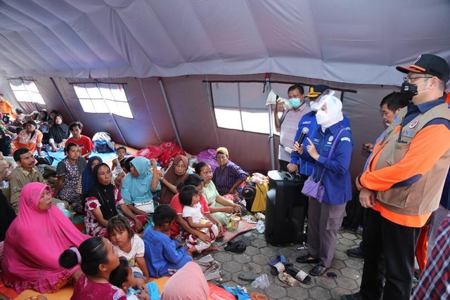 Kepala BMKG, Dwikorita Karnawati di posko pengungsian korban gempa Pasaman, Minggu (27/2).  Foto: Dok. BMKG