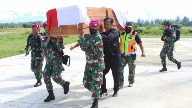 Evakuasi jenazah satgas Marinir dari Nduga, korban penembakan KKB. (Foto: istimewa)