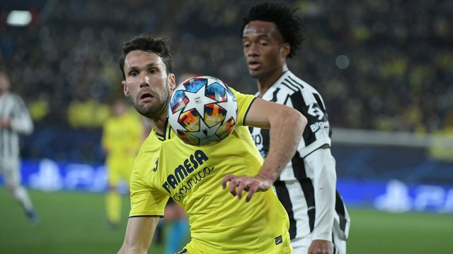 Pemain Villarreal Alfonso Pedraza mengontrol bola saat melawan Juventus pada pertandingan Liga Champions UEFA di stadion La Ceramica, Vila-real. Foto: Jose Jordan / AFP