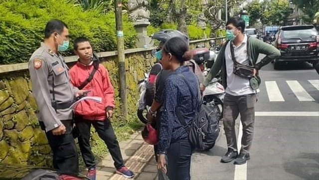 Para mahasiswa yang berbagi jajan di Ubud Gianyar, Bali saat ditemui polisi - IST