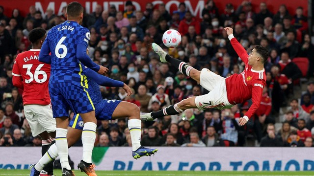 Pemain Manchester United Cristiano Ronaldo menembak ke gawang Chelsea saat pertandingan Liga Inggris di Old Trafford, Manchester, Inggris. Foto: Phil Noble/Reuters