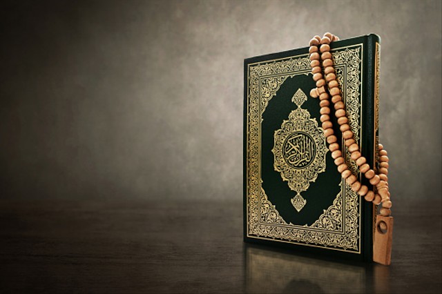 Al Quran kitab suci dengan rosario manik-manik (foto pixabay.com)