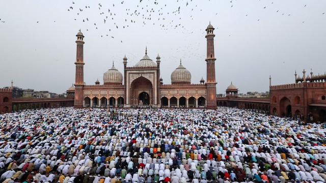 Umat Muslim melakukan salat Idul Fitri di Masjid Jama untuk menandai akhir bulan suci Ramadhan, di kawasan tua Delhi, India, Selasa (3/5/2022). Foto: Anushree Fadnavis/REUTERS