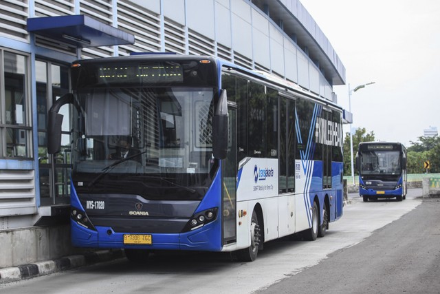 Bus Transjakarta melintasi jalan layang Transjakarta koridor 13 Kapten Tendean-Ciledug di Jakarta, Rabu (23/2/2022). Foto: Reno Esnir/ANTARA FOTO