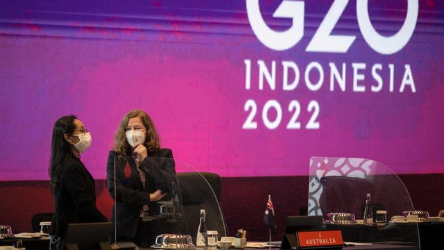 Peserta delegasi negara G20 berbincang-bincang sebelum memulai rapat pertemuan "Trade, Industry, and Investment Working Group (TIIWG) G20 di Hotel Alila Solo, Jawa Tengah, Rabu (30/3/2022). Foto: Mohammad Ayudha/ANTARA FOTO