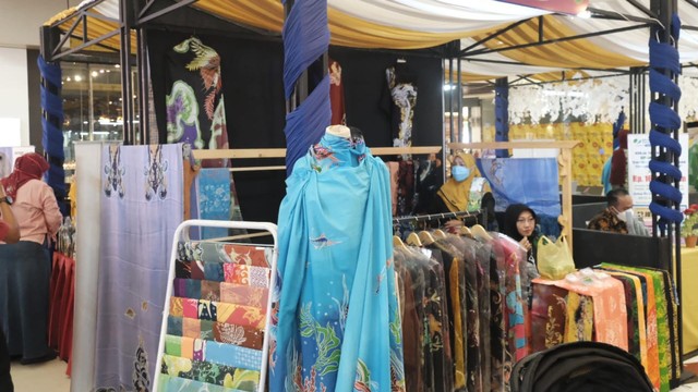 Motif batik di tenant Kota Batam. Foto: Milyawati/kepripedia.com