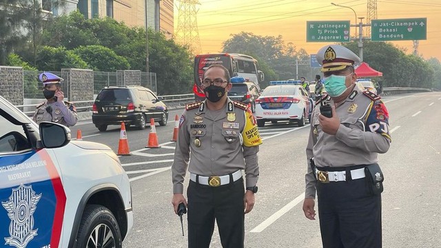 Dirlantas Polda Metro Jaya Kombes Pol Sambodo Purnono meninjau persiapan kebijakan oneway dari Gerbang Tol Kalikangkung hingga Jakarta. Foto: Twitter/@TMCPoldaMetro
