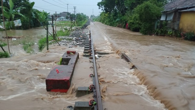 Gogosan atau longsor akibat aliran air yang sebabkan perjalanan kereta api terganggu di petak jalan Sukabumi-Gandasoli pada Kamis (17/2). Foto: Dok. Istimewa