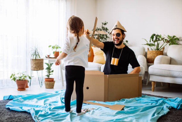 kata-kata bijak one piece. sumber foto : unsplash/ ayah bermain bersama putrinya