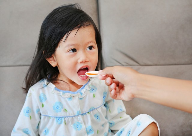 Ilustrasi Anak minum obat batuk. Foto: GOLFX/Shutterstock