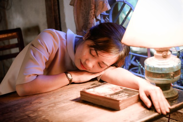 Foto perempuan tidur diatas meja. Foto: Pexels/Kha Ruxury.