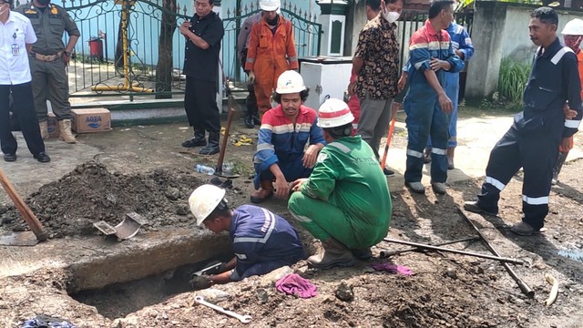 Tim dari Pertamina EP Cepu Field saat lakukan penanganan kebocoran pipa minyak di Desa Pojokwatu, Kecamatan Sambong, Kabupaten Blora. (foto: dok istimewa)