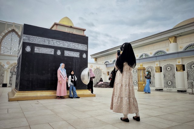 Pengunjung berada di sekitar miniatur Ka'bah di Masjid Nurul Iman, Blok M Square, Jakarta Selatan, Kamis (7/4/2022). Foto: Jamal Ramadhan/kumparan