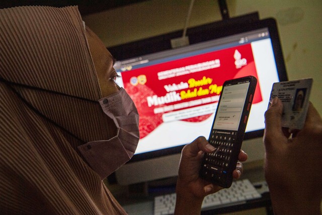 Warga melakukan pendaftaran mudik gratis lebaran 2022 bersama Kementerian Perhubungan (Kemenhub) melalui situs daring di Palembang, Sumatera Selatan, Selasa (12/4/2022). Foto: Nova Wahyudi/ANTARA FOTO