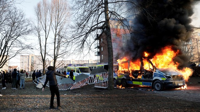 Demonstran membakar bus polisi saat menentang politisi anti-Muslim Denmark Rasmus Paludan dan partai Stram Kurs-nya, di taman Sveaparken di Orebro, Swedia, Jumat (15/4/2022). Foto: Kicki Nilsson/ TT News Agency/via Reuters