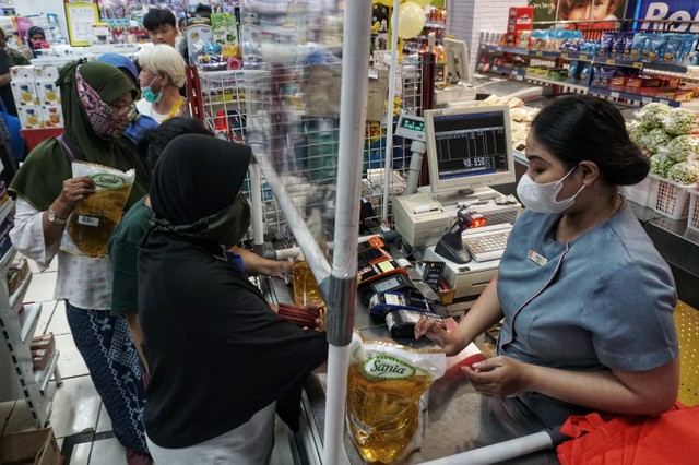 Warga membeli minyak goreng di Pasar Swalayan, Kebayoran Lama, Jakarta Selatan, Rabu (9/3/2022). Foto: Jamal Ramadhan/kumparan