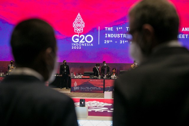 Peserta delegasi negara G20 mengikuti rapat pertemuan "Trade, Industry, and Investment Working Group (TIIWG) G20 di Hotel Alila Solo, Jawa Tengah, Rabu (30/3/2022). Foto: Mohammad Ayudha/ANTARA FOTO