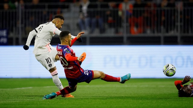 Pemain Paris St Germain Neymar melepaskan tendangan ke gawang Clermont di Stade Gabriel Montpied, Clermont-Ferrand, Prancis, Sabtu (9/4/2022). Foto: Stephane Mahe/REUTERS