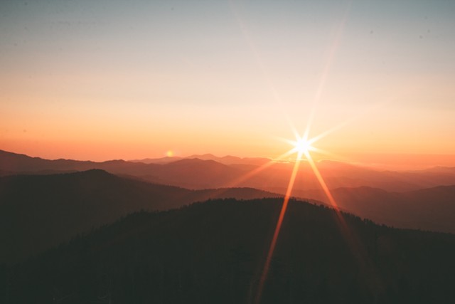caption matahari. sumber foto : unsplash/Sunset at Clingmans Dome