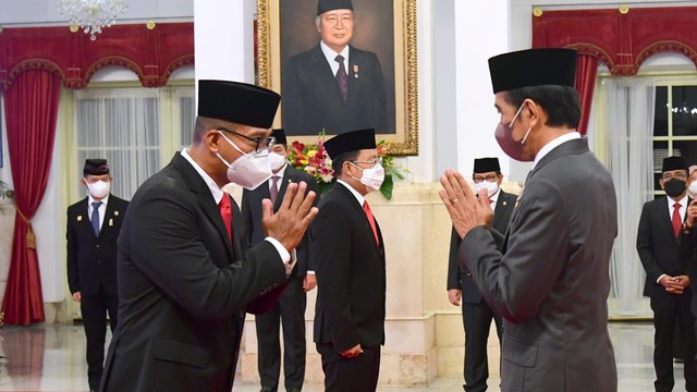 Presiden Joko Widodo memberikan ucapan selamat usai melantik Gubernur Lemhannas Andi Widjajanto dan Kepala Badan Pangan Nasional Arief Prasetyo di Istana Negara, Jakarta Pusat, Senin (21/2/2022).  Foto: Rusman/Biro Pers Sekretariat Presiden